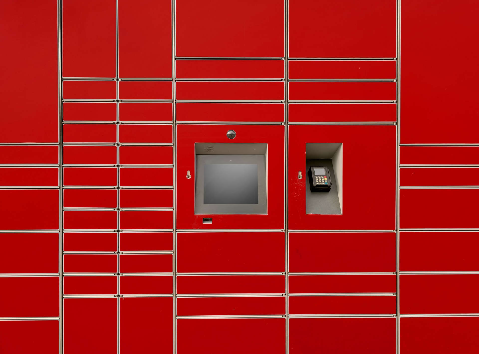 Recogida de paquetes: un casillero rojo con pantalla táctil y lector de tarjetas para un cómodo acceso a la entrega - Sistema de entrega automatizado